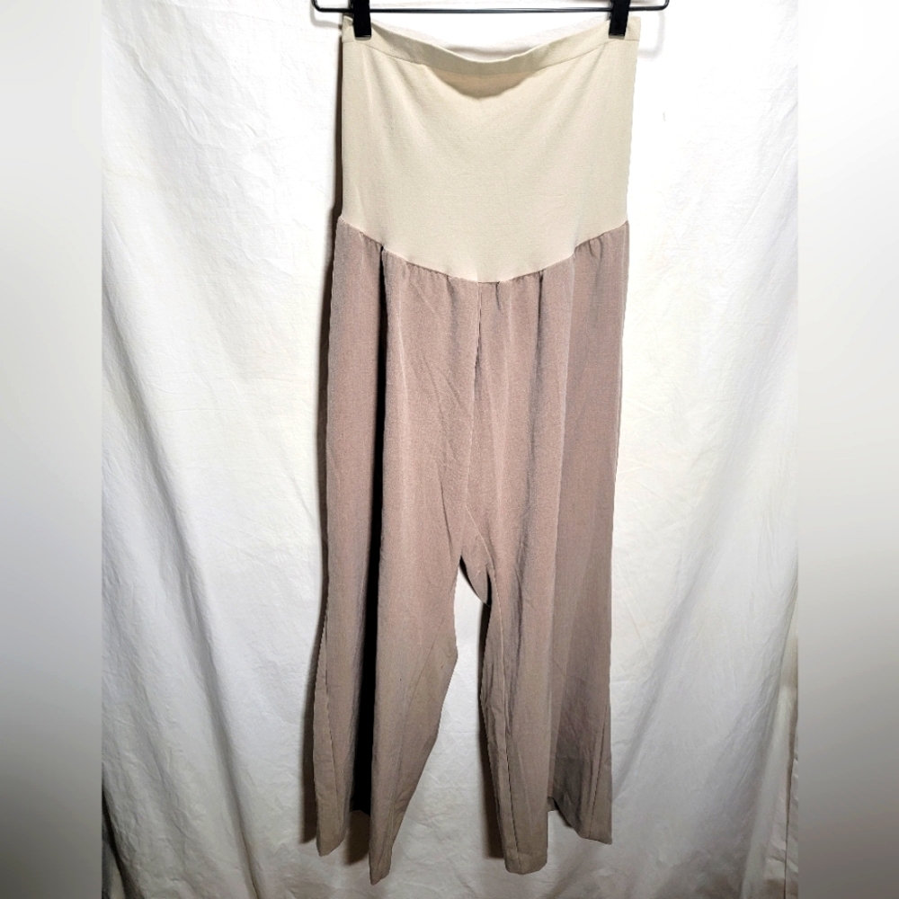 Motherhood Maternity 3x tan pants.  2 rear pockets.  Brand new, ready for baby!